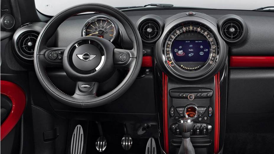 Vale lembrar que o Countryman John Cooper Works vai de 0 a 100 km/h em 7 segundos e chega aos 225 km/h | <a href="https://gutenberg.quatrorodas.abril.com.br/saloes/detroit/2013/mini-paceman-jcw-730365.shtml" rel="migration">Leia mais</a>