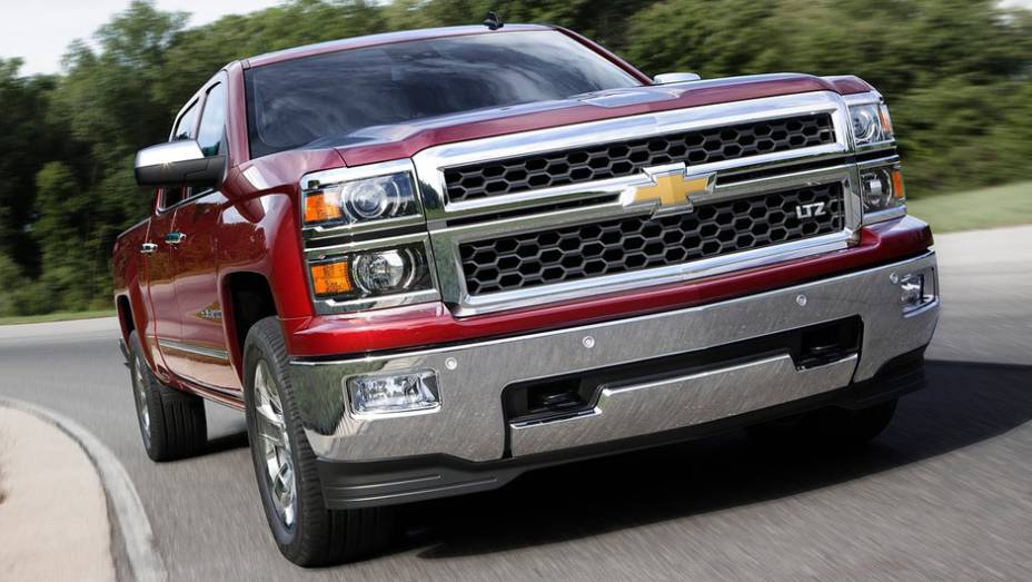 Símbolo da predileção dos americanos pelas picapes, a Silverado ganha cara nova | <a href="https://gutenberg.quatrorodas.abril.com.br/saloes/detroit/2013/chevrolet-silverado-730372.shtml" rel="migration">Leia mais</a>