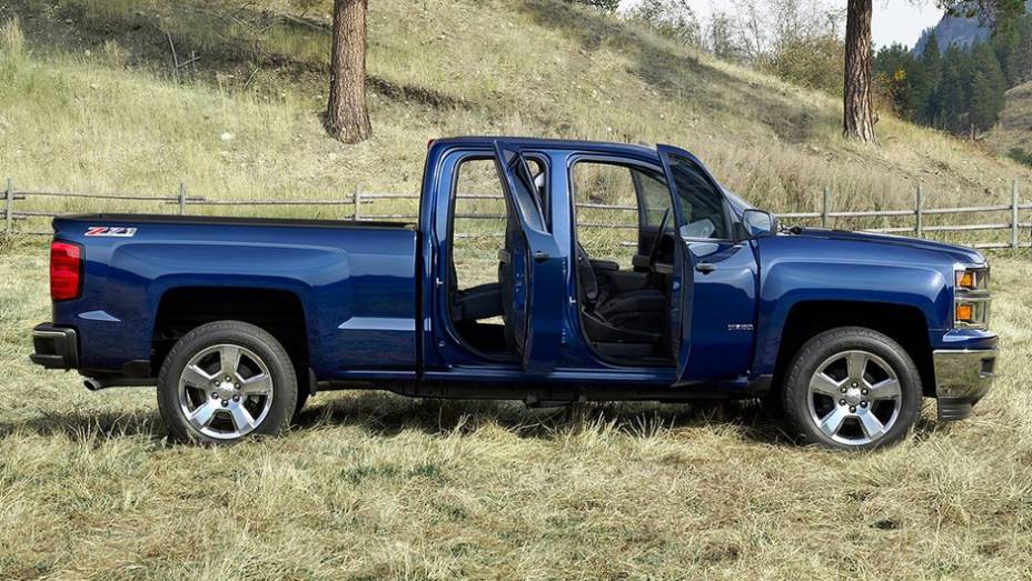 Há versões com cabine simples, estendida e dupla | <a href="https://gutenberg.quatrorodas.abril.com.br/saloes/detroit/2013/chevrolet-silverado-730372.shtml" rel="migration">Leia mais</a>