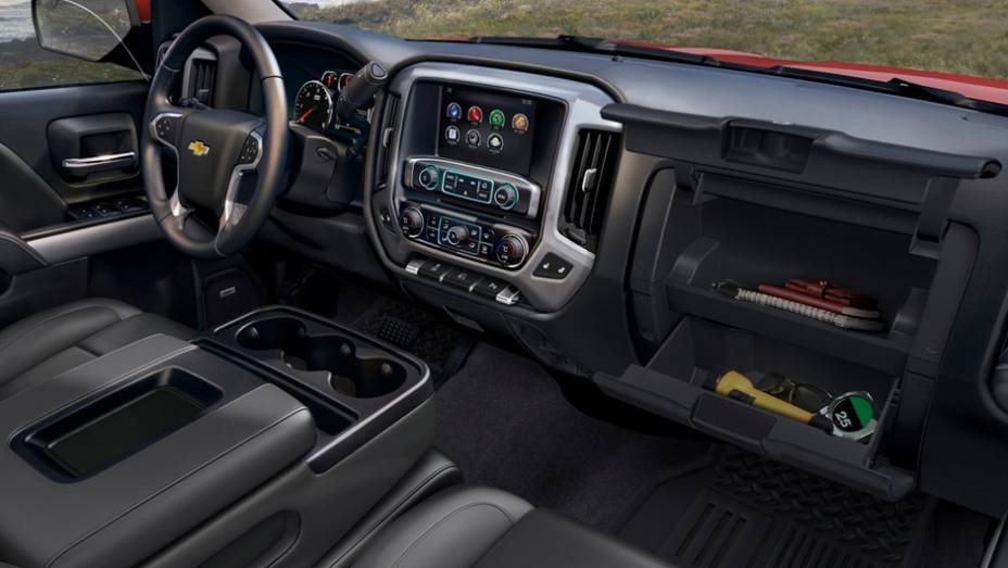 A tela de 8 polegadas com sistema IntelliLink é oferecida opcionalmente | <a href="https://gutenberg.quatrorodas.abril.com.br/saloes/detroit/2013/chevrolet-silverado-730372.shtml" rel="migration">Leia mais</a>