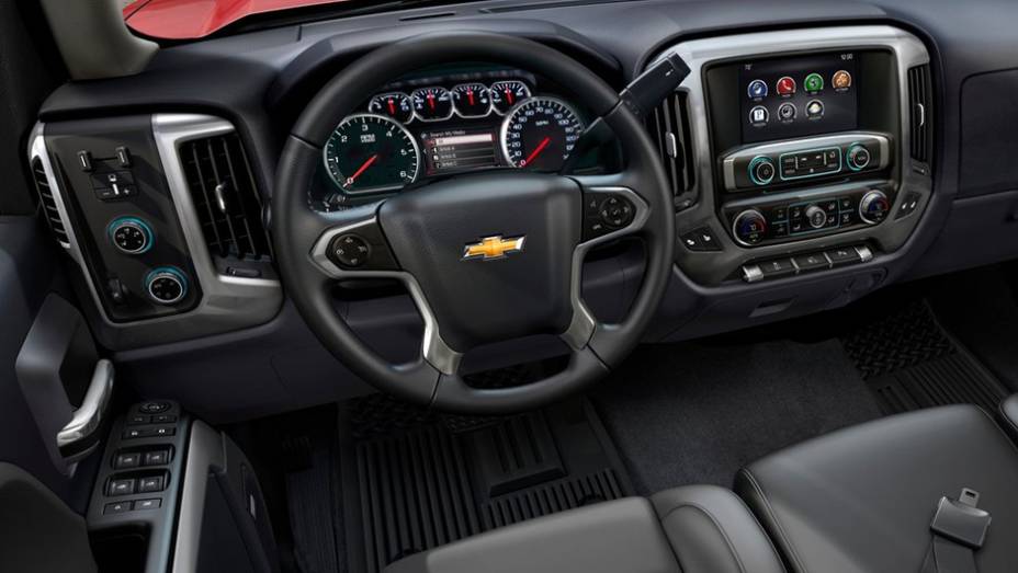 Bem equipada, ela traz freios ABS, sistema de alerta de colisão frontal e câmera de ré entre os itens de série | <a href="https://gutenberg.quatrorodas.abril.com.br/saloes/detroit/2013/chevrolet-silverado-730372.shtml" rel="migration">Leia mais</a>