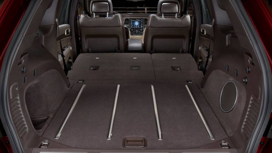 A motorização que equipa o Grand Cherokee é 6.4 litros HEMI V8, que desenvolve 470 cavalos de potência | <a href="https://gutenberg.quatrorodas.abril.com.br/saloes/detroit/2013/grand-cherokee-2014-730889.shtml" rel="migration">Leia mais</a>