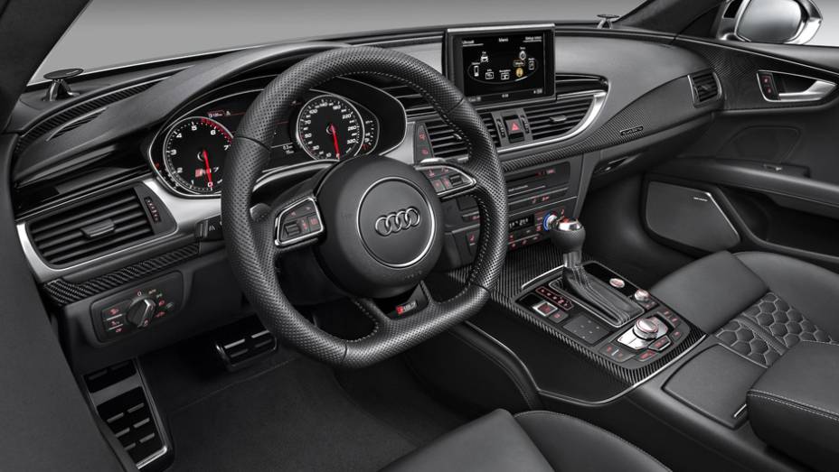 A diferença está no torque: 76,4 kgfm para o Audi e 69,2 kgfm para o BMW | <a href="https://gutenberg.quatrorodas.abril.com.br/saloes/detroit/2013/audi-rs7-sportback-730961.shtml" rel="migration">Leia mais</a>