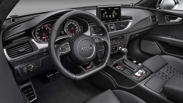 A diferença está no torque: 76,4 kgfm para o Audi e 69,2 kgfm para o BMW | <a href="https://gutenberg.quatrorodas.abril.com.br/saloes/detroit/2013/audi-rs7-sportback-730961.shtml" rel="migration">Leia mais</a> A diferença está no torque: 76,4 kgfm para o Audi e 69,2 kgfm para o BMW | <a href="https://gutenberg.quatrorodas.abril.com.br/saloes/detroit/2013/audi-rs7-sportback-730961.shtml" rel="migration">Leia mais</a>