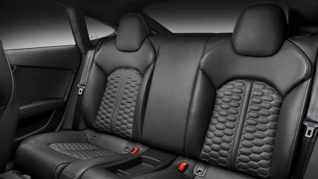 A transmissão utilizada pelo modelo é automática de oito velocidades e a tração é integral | <a href="https://gutenberg.quatrorodas.abril.com.br/saloes/detroit/2013/audi-rs7-sportback-730961.shtml" rel="migration">Leia mais</a> A transmissão utilizada pelo modelo é automática de oito velocidades e a tração é integral | <a href="https://gutenberg.quatrorodas.abril.com.br/saloes/detroit/2013/audi-rs7-sportback-730961.shtml" rel="migration">Leia mais</a>