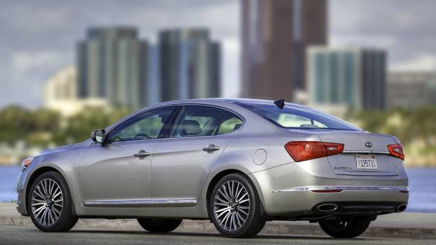 O modelo passará a ser vendido nos Estados Unidos no segundo trimestre de 2013 | <a href="https://gutenberg.quatrorodas.abril.com.br/saloes/detroit/2013/kia-cadenza-2014-731061.shtml" rel="migration">Leia mais</a> O modelo passará a ser vendido nos Estados Unidos no segundo trimestre de 2013 | <a href="https://gutenberg.quatrorodas.abril.com.br/saloes/detroit/2013/kia-cadenza-2014-731061.shtml" rel="migration">Leia mais</a>