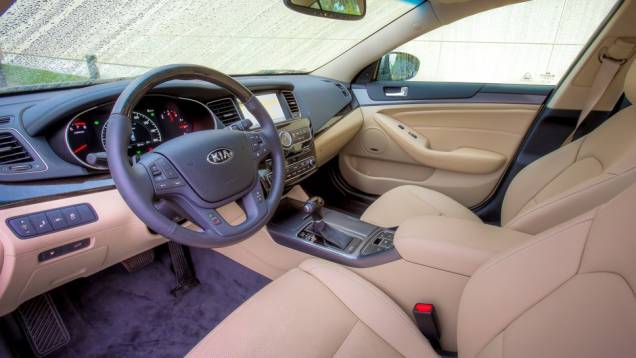 No interior, revestimento de couro e detalhes de acabamento cromados e de madeira | <a href="https://gutenberg.quatrorodas.abril.com.br/saloes/detroit/2013/kia-cadenza-2014-731061.shtml" rel="migration">Leia mais</a> No interior, revestimento de couro e detalhes de acabamento cromados e de madeira | <a href="https://gutenberg.quatrorodas.abril.com.br/saloes/detroit/2013/kia-cadenza-2014-731061.shtml" rel="migration">Leia mais</a>