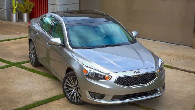 Com visual semelhante ao primo Hyundai Azera, o Cadenza é equipado com motor 3.3 V6 de injeção direta | <a href="https://gutenberg.quatrorodas.abril.com.br/saloes/detroit/2013/kia-cadenza-2014-731061.shtml" rel="migration">Leia mais</a> Com visual semelhante ao primo Hyundai Azera, o Cadenza é equipado com motor 3.3 V6 de injeção direta | <a href="https://gutenberg.quatrorodas.abril.com.br/saloes/detroit/2013/kia-cadenza-2014-731061.shtml" rel="migration">Leia mais</a>