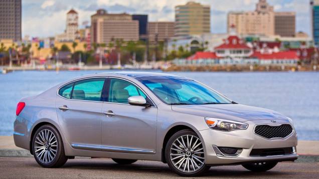 Por fora, as rodas de liga-leve podem ser de 18 ou 19 polegadas | <a href="https://gutenberg.quatrorodas.abril.com.br/saloes/detroit/2013/kia-cadenza-2014-731061.shtml" rel="migration">Leia mais</a> Por fora, as rodas de liga-leve podem ser de 18 ou 19 polegadas | <a href="https://gutenberg.quatrorodas.abril.com.br/saloes/detroit/2013/kia-cadenza-2014-731061.shtml" rel="migration">Leia mais</a>
