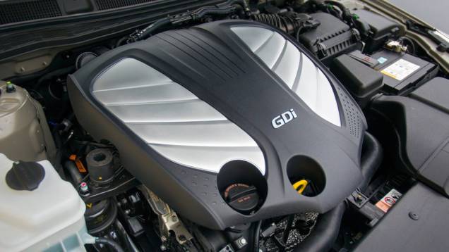 Ele entrega 293 cavalos de potência e 35,2 kgfm de torque | <a href="https://gutenberg.quatrorodas.abril.com.br/saloes/detroit/2013/kia-cadenza-2014-731061.shtml" rel="migration">Leia mais</a> Ele entrega 293 cavalos de potência e 35,2 kgfm de torque | <a href="https://gutenberg.quatrorodas.abril.com.br/saloes/detroit/2013/kia-cadenza-2014-731061.shtml" rel="migration">Leia mais</a>