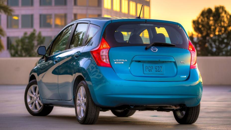 Esteticamente, o modelo apresenta um design moderno e ousado | <a href="https://gutenberg.quatrorodas.abril.com.br/saloes/detroit/2013/nissan-versa-note-731021.shtml" rel="migration">Leia mais</a>