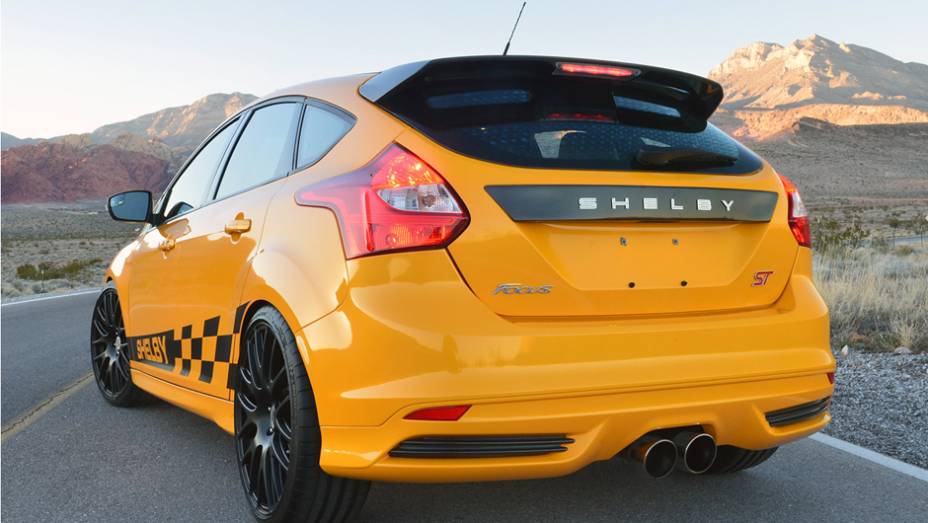 A customização do modelo foi proposta pelo próprio Caroll Shelby antes de sua morte, em maio de 2012 | <a href="https://gutenberg.quatrorodas.abril.com.br/saloes/detroit/2013/shelby-focus-st-731039.shtml" rel="migration">Leia mais</a>