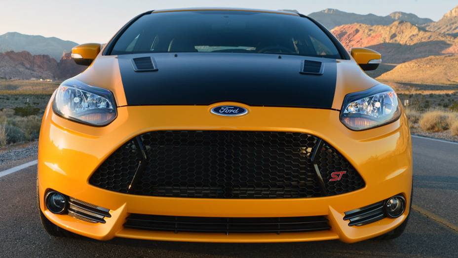 Como diferenciais, o Shelby Focus ST conta com capô com frisos para ventilação... | <a href="https://gutenberg.quatrorodas.abril.com.br/saloes/detroit/2013/shelby-focus-st-731039.shtml" rel="migration">Leia mais</a>