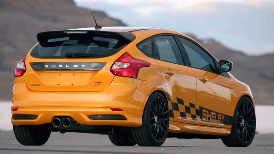 ...grade dianteira e aerofólio traseiro de carbono e desenhos customizados na carroceria | <a href="https://gutenberg.quatrorodas.abril.com.br/saloes/detroit/2013/shelby-focus-st-731039.shtml" rel="migration">Leia mais</a>
