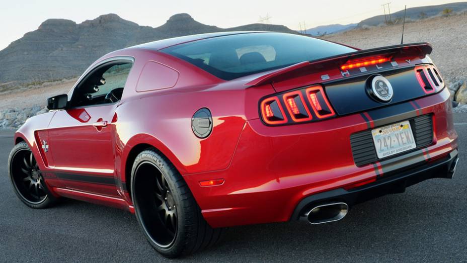 O modelo de performance busca retomar as origens da marca, criada por Carroll Shelby | <a href="https://gutenberg.quatrorodas.abril.com.br/saloes/detroit/2013/shelby-gt500-super-snake-wide-body-731036.shtml" rel="migration">Leia mais</a>