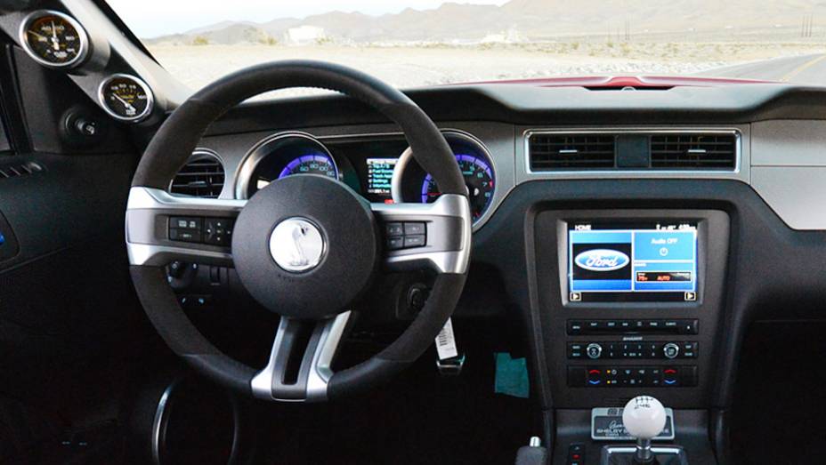 Com apenas 500 unidades fabricadas por ano, o pacote de opcionais do Super Snake terá preço inicial de US$ 39 mil | <a href="https://gutenberg.quatrorodas.abril.com.br/saloes/detroit/2013/shelby-gt500-super-snake-wide-body-731036.shtml" rel="migration">Leia mais</a> Com apenas 500 unidades fabricadas por ano, o pacote de opcionais do Super Snake terá preço inicial de US$ 39 mil | <a href="https://gutenberg.quatrorodas.abril.com.br/saloes/detroit/2013/shelby-gt500-super-snake-wide-body-731036.shtml" rel="migration">Leia mais</a>