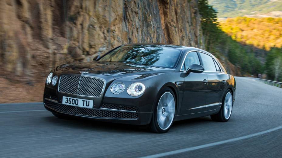 Um toque de esportividade não faz mal a ninguém: o novo Flying Spur está aí para provar isso | <a href="https://gutenberg.quatrorodas.abril.com.br/carros/lancamentos/bentley-flying-spur-734110.shtml" rel="migration">Leia mais</a>