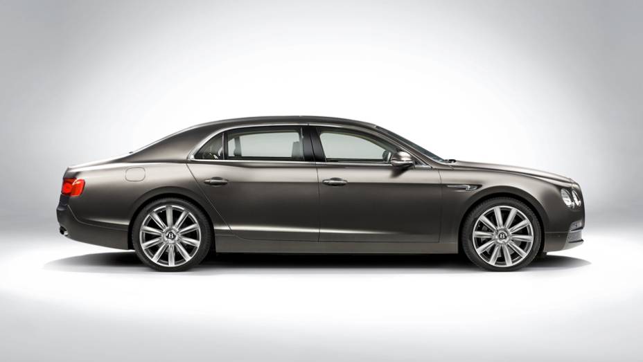 Apesar de ter ficado mais atual, o Flying Spur continua sendo o maior (e mais luxuoso) modelo da linha Bentley | <a href="https://gutenberg.quatrorodas.abril.com.br/carros/lancamentos/bentley-flying-spur-734110.shtml" rel="migration">Leia mais</a>