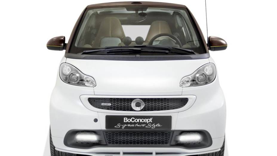 O modelo tem cor de carroceria branca, com retrovisores, linha lateral e teto retrátil em marrom | <a href="%20https://gutenberg.quatrorodas.abril.com.br/saloes/genebra/2013/smart-fortwo-boconcept-734992.shtml" rel="migration">Leia mais</a>