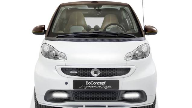 O modelo tem cor de carroceria branca, com retrovisores, linha lateral e teto retrátil em marrom | <a href="%20https://gutenberg.quatrorodas.abril.com.br/saloes/genebra/2013/smart-fortwo-boconcept-734992.shtml" rel="migration">Leia mais</a> O modelo tem cor de carroceria branca, com retrovisores, linha lateral e teto retrátil em marrom | <a href="%20https://gutenberg.quatrorodas.abril.com.br/saloes/genebra/2013/smart-fortwo-boconcept-734992.shtml" rel="migration">Leia mais</a>