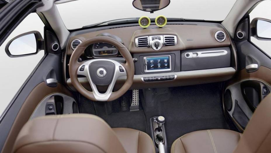 A mesma cor &eacute; utilizada internamente, no revestimento em couro dos bancos, do volante e do painel | <a href="%20https://gutenberg.quatrorodas.abril.com.br/saloes/genebra/2013/smart-fortwo-boconcept-734992.shtml" rel="migration">Leia mais</a>