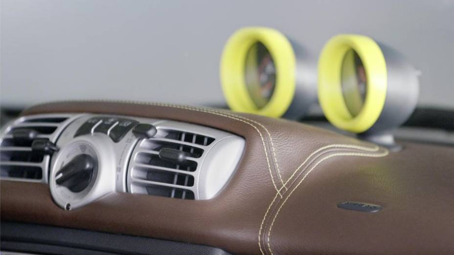 A linha da costura dos bancos e do volante é amarela-limão, assim como os marcadores centrais | <a href="%20https://gutenberg.quatrorodas.abril.com.br/saloes/genebra/2013/smart-fortwo-boconcept-734992.shtml" rel="migration">Leia mais</a>