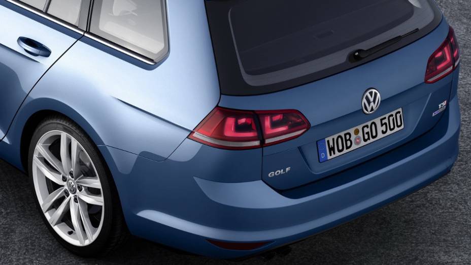 Sem os disfarces, podemos ver o novo design das lanternas traseiras. <a href="https://gutenberg.quatrorodas.abril.com.br/saloes/genebra/2013/volkswagen-golf-variant-735101.shtml" rel="migration">Leia mais</a>