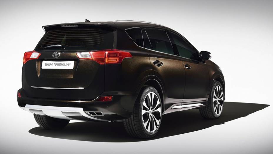 A Premium tem carroceria pintada numa tonalidade bastante escura de bronze | <a href="https://gutenberg.quatrorodas.abril.com.br/saloes/genebra/2013/toyota-rav4-concepts-735322.shtml" rel="migration">Leia mais</a>