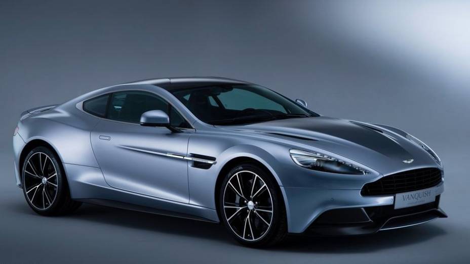A Aston Martin celebra seu centenário em 2013. Uma das ações comemorativas é o lançamento do Vanquish Centenary Edition | <a href="%20https://gutenberg.quatrorodas.abril.com.br/saloes/genebra/2013/aston-martin-vanquish-centenary-edition-735344.shtml" rel="migration">Leia mais</a>