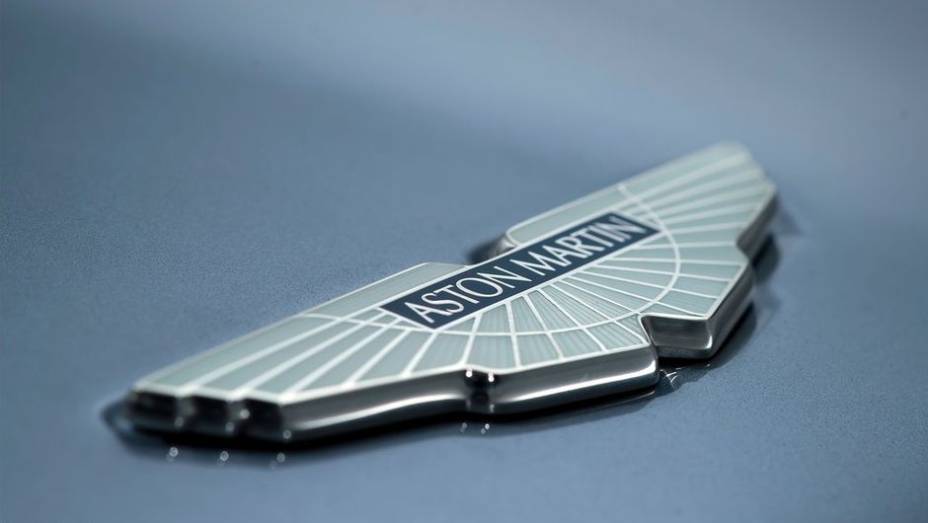 Além disso, cada um dos emblemas da Aston Martin presente no carro é feito em prata sólida | <a href="https://gutenberg.quatrorodas.abril.com.br/saloes/genebra/2013/aston-martin-vanquish-centenary-edition-735344.shtml" rel="migration">Leia mais</a>