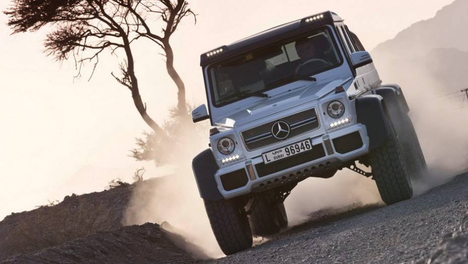 É um tanque de guerra? Não, é apenas a nova versão do jipão G 63 AMG - <a href="https://gutenberg.quatrorodas.abril.com.br/noticias/fabricantes/mercedes-benz-revela-classe-g-seis-rodas-734951.shtml" rel="migration">Leia mais</a>