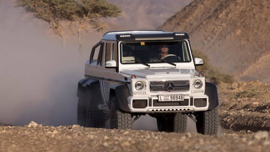 Alguém na Mercedes-Benz não devia achar o G 63 AMG imponente o suficiente; deu nisso... - <a href="https://gutenberg.quatrorodas.abril.com.br/noticias/fabricantes/mercedes-benz-revela-classe-g-seis-rodas-734951.shtml" rel="migration">Leia mais</a>