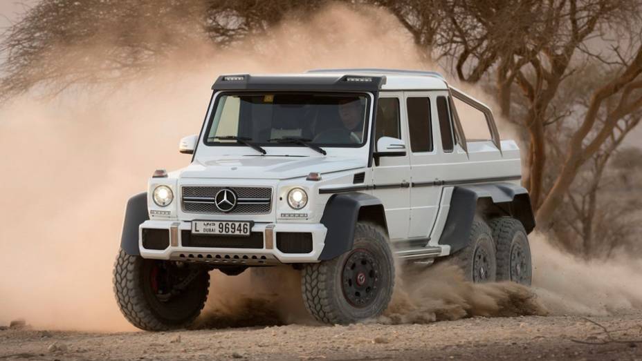 Baseado em uma versão feita para o exército australiano, o G63 AMG 6x6 traz cinco diferenciais auto-blocantes - <a href="https://gutenberg.quatrorodas.abril.com.br/noticias/fabricantes/mercedes-benz-revela-classe-g-seis-rodas-734951.shtml" rel="migration">Leia mais</a>