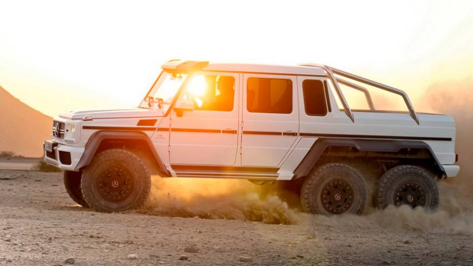 No lugar do motor a diesel que equipa o Classe G militar, fica um motor 5.5 V8 biturbo, que entrega 536 cv - <a href="https://gutenberg.quatrorodas.abril.com.br/noticias/fabricantes/mercedes-benz-revela-classe-g-seis-rodas-734951.shtml" rel="migration">Leia mais</a>