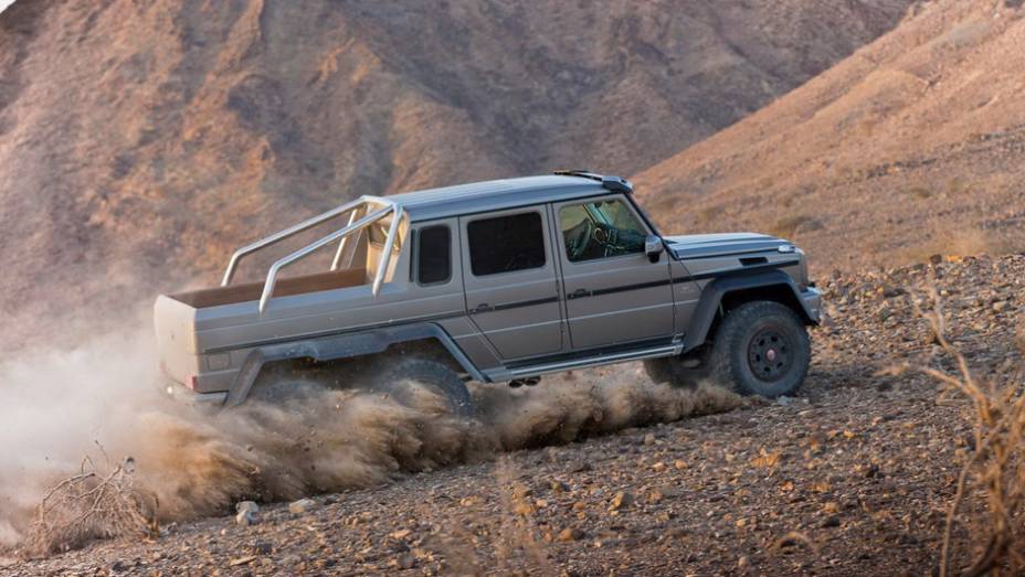 Mercedes G 63 AMG 6x6 - <a href="https://gutenberg.quatrorodas.abril.com.br/noticias/fabricantes/mercedes-benz-revela-classe-g-seis-rodas-734951.shtml" rel="migration">Leia mais</a>