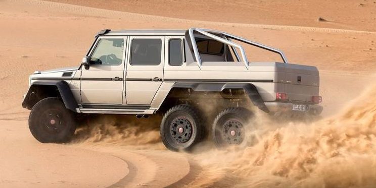 Mercedes G 63 AMG 6x6 - <a href="https://gutenberg.quatrorodas.abril.com.br/noticias/fabricantes/mercedes-benz-revela-classe-g-seis-rodas-734951.shtml" rel="migration">Leia mais</a>