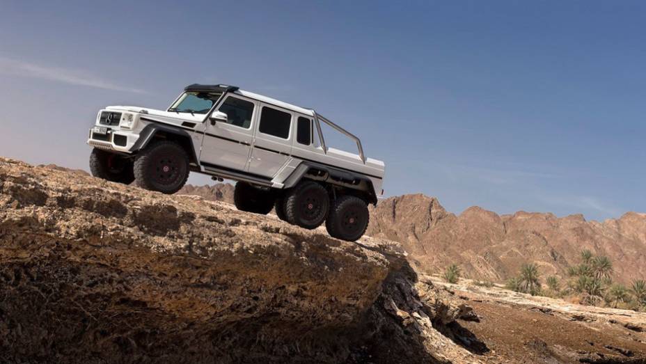 Mercedes G 63 AMG 6x6 - <a href="https://gutenberg.quatrorodas.abril.com.br/noticias/fabricantes/mercedes-benz-revela-classe-g-seis-rodas-734951.shtml" rel="migration">Leia mais</a>