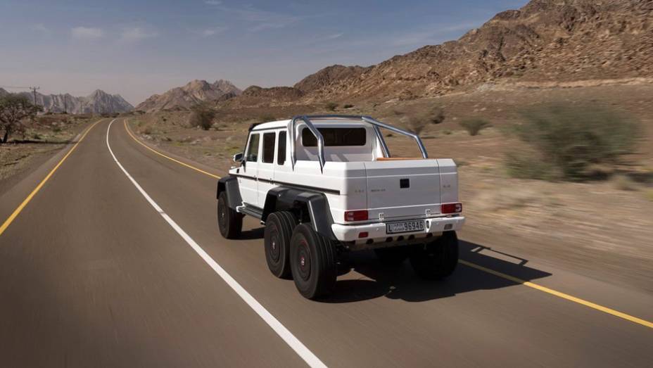 Mercedes G 63 AMG 6x6 - <a href="https://gutenberg.quatrorodas.abril.com.br/noticias/fabricantes/mercedes-benz-revela-classe-g-seis-rodas-734951.shtml" rel="migration">Leia mais</a>