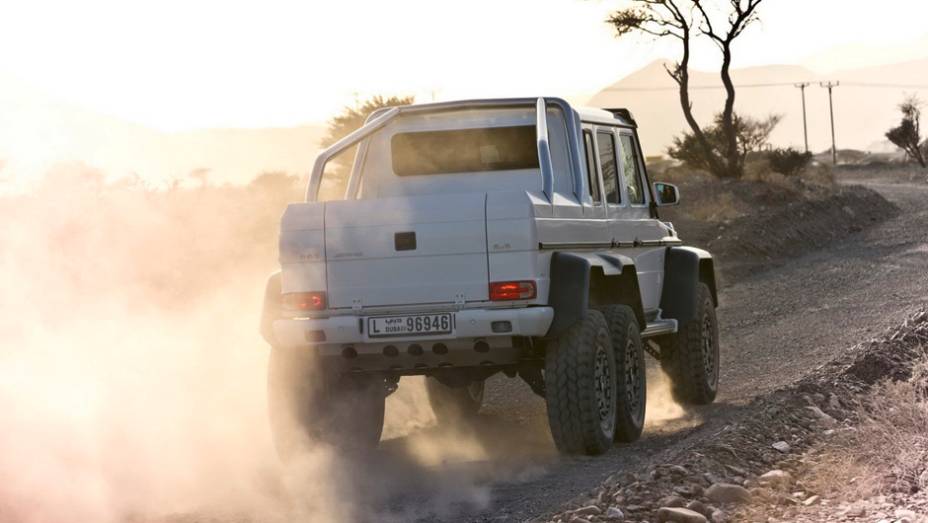 Mercedes G 63 AMG 6x6 - <a href="https://gutenberg.quatrorodas.abril.com.br/noticias/fabricantes/mercedes-benz-revela-classe-g-seis-rodas-734951.shtml" rel="migration">Leia mais</a>