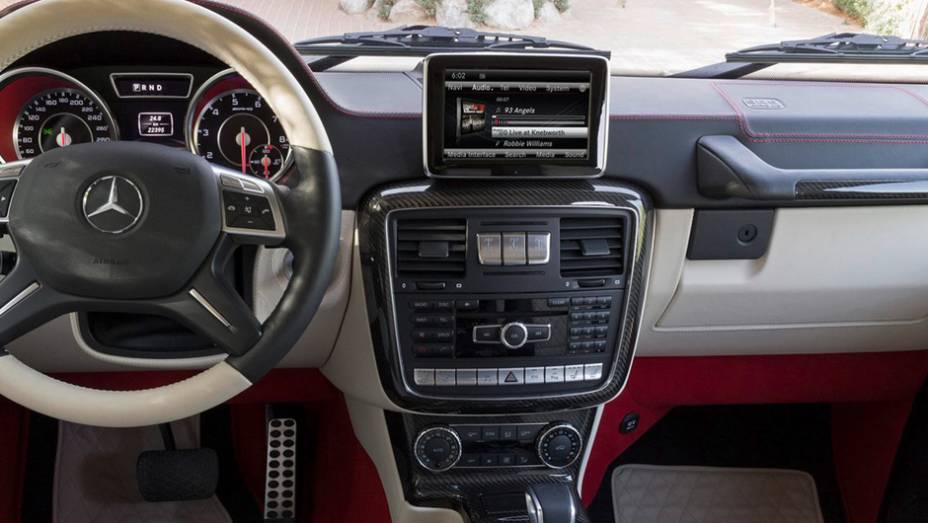 Mercedes G 63 AMG 6x6 - <a href="https://gutenberg.quatrorodas.abril.com.br/noticias/fabricantes/mercedes-benz-revela-classe-g-seis-rodas-734951.shtml" rel="migration">Leia mais</a>