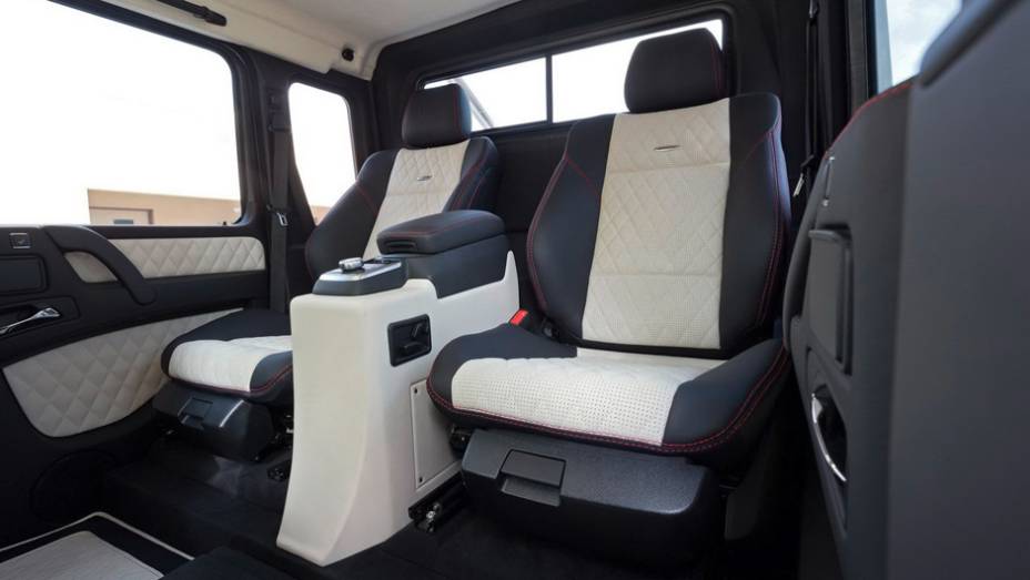 Mercedes G 63 AMG 6x6 - <a href="https://gutenberg.quatrorodas.abril.com.br/noticias/fabricantes/mercedes-benz-revela-classe-g-seis-rodas-734951.shtml" rel="migration">Leia mais</a>