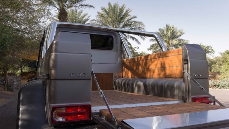 Mercedes G 63 AMG 6x6 - <a href="https://gutenberg.quatrorodas.abril.com.br/noticias/fabricantes/mercedes-benz-revela-classe-g-seis-rodas-734951.shtml" rel="migration">Leia mais</a>