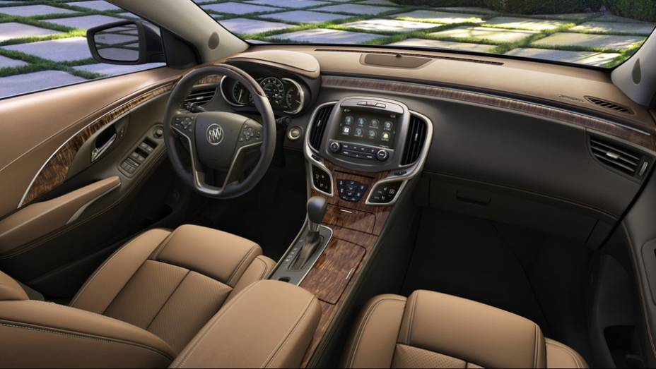 Internamente, o LaCrosse ganha novo painel, console central redesenhado, novos bancos, revestimento com materiais de melhor qualidade | <a href="%20https://gutenberg.quatrorodas.abril.com.br/saloes/new-york/2013//buick-lacrosse-736992.shtml" rel="migration">Leia mais</a>