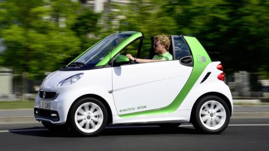 A marca lança o fortwo Electric Drive, versão sem motor a combustão que pode ser aplicada tanto ao hatch quanto ao conversível | <a href="%20https://gutenberg.quatrorodas.abril.com.br/saloes/new-york/2013/smart-fortwo-electric-drive-737283.shtml" rel="migration">Leia mais</a>