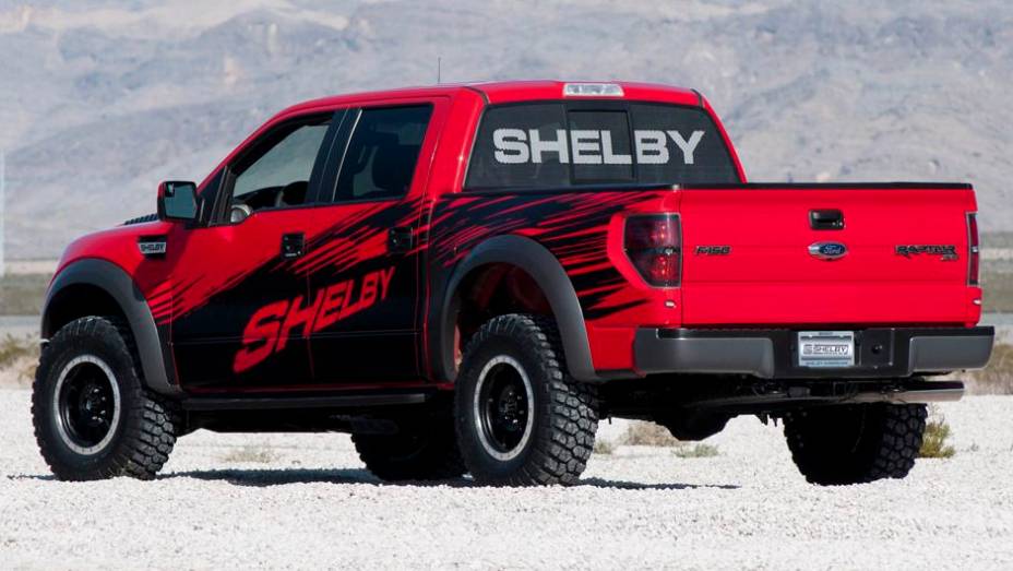 Trata-se de uma Ford F-150 SVT Raptor customizada | <a href="https://gutenberg.quatrorodas.abril.com.br/saloes/new-york/2013//shelby-raptor-737407.shtml" rel="migration">Leia mais</a>