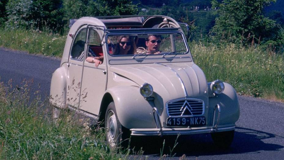 2CV (1948) - O apelido guarda-chuva do 2CV antecipava seu perfil, formado por dois meros arcos. Em 1967, o Dyane tentou modernizá-lo com linhas mais retas