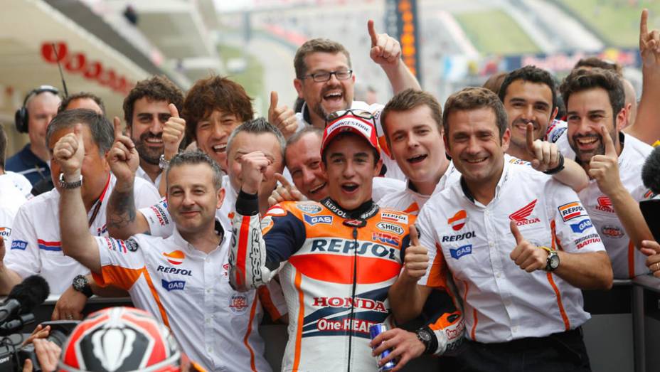 Márquez comemora sua segunda vitória na temporada | <a href="https://gutenberg.quatrorodas.abril.com.br/moto/noticias/marquez-passeia-vence-gp-austin-motogp-779654.shtml" rel="migration">Leia mais</a>