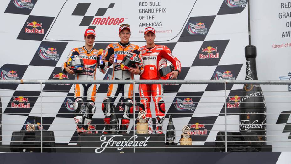 Pódio com os três primeiros | <a href="https://gutenberg.quatrorodas.abril.com.br/moto/noticias/marquez-passeia-vence-gp-austin-motogp-779654.shtml" rel="migration">Leia mais</a>