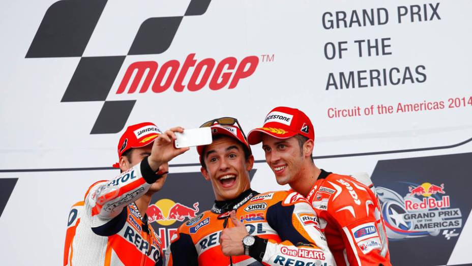 Pedrosa tirando foto com os colegas | <a href="https://gutenberg.quatrorodas.abril.com.br/moto/noticias/marquez-passeia-vence-gp-austin-motogp-779654.shtml" rel="migration">Leia mais</a>