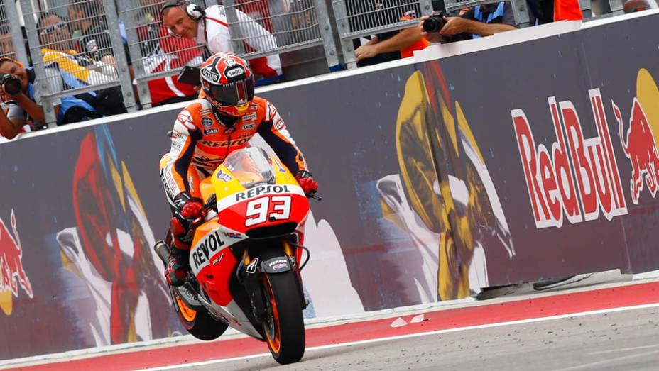 Márquez cruza a linha de chegada de Austin. | <a href="https://gutenberg.quatrorodas.abril.com.br/moto/noticias/marquez-passeia-vence-gp-austin-motogp-779654.shtml" rel="migration">Leia mais</a>